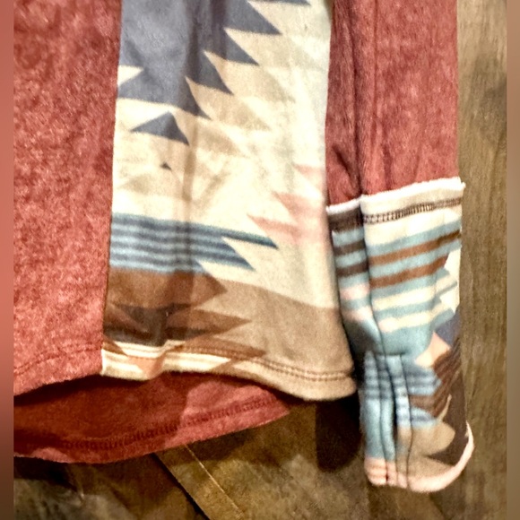 NWOT BiBi Long Sleeve Boho Aztec Thumb Hole Top Sz M - Picture 8 of 16